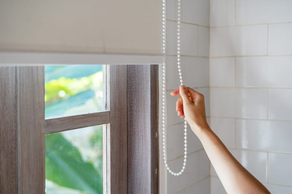 Roller Blinds in Bathrooms: What Works, What Doesn’t