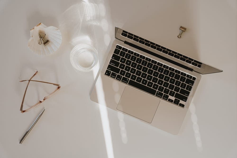 How to Reduce Glare on TVs and Computer Screens with the Right Blinds